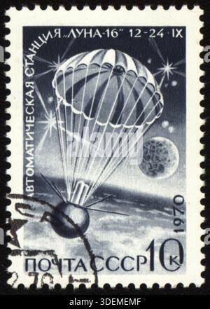Timbre-poste imprimé en URSS montre l'atterrissage de la station automatique soviétique Luna-16, vers 1970 Banque D'Images