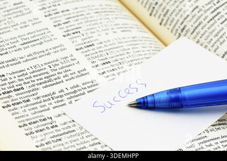 Close-up mot succès copie en un livre ouvert Banque D'Images