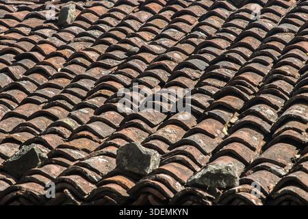 Toit de la vieille maison de campagne de carreaux d'argile vieillies et altérés Banque D'Images
