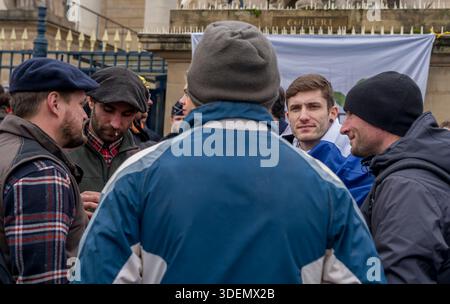 Paris, France - 01 08 2026 : vue du bâtiment de l'Assemblée nationale où les agriculteurs de la coordination rurale de Corrèze avec un tracteur sont bloqués b Banque D'Images