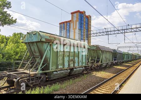 Région de Moscou, Russie - 11 juillet 2021 : de vieux wagons attendent le déchargement sur le quai de la gare de Pavshino Banque D'Images