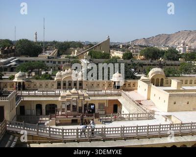 Vue du complexe City Palace et de la ville environnante de Jaipur de l'intérieur du Hawa Mahal (Palais des vents) à Jaipur, Rajasthan, Inde, Asie du Sud Banque D'Images