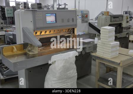Équipement professionnel spécialisé pour la fabrication de produits imprimés dans l'imprimerie Banque D'Images