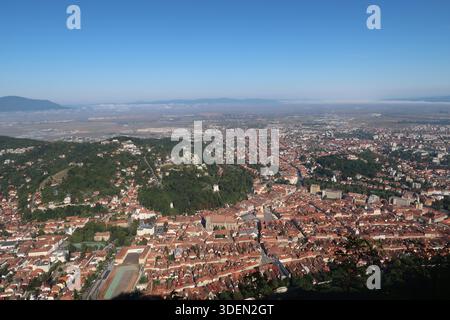 Vue spectaculaire sur Brasov depuis son point de vue, Roumanie 2021 Banque D'Images