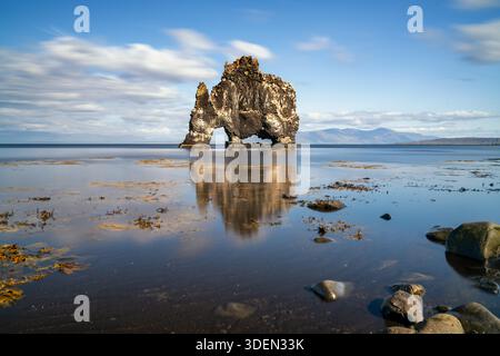 Une vue de la pile maritime emblématique de Hvitserkur dans le nord de l'Islande avec des reflets dans l'eau Banque D'Images