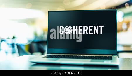 POZNAN, POL - nov 25, 2025 : ordinateur portable affichant le logo de la société cohérente Banque D'Images