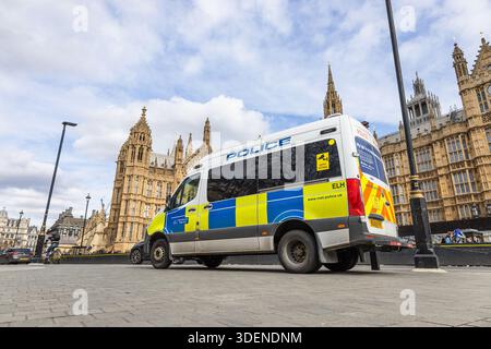 Van de police près du Parlement. Londres, Royaume-Uni, 16 mars 2024 Banque D'Images