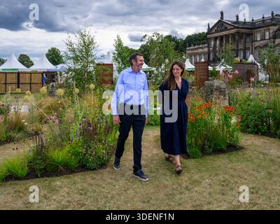 Adam Frost & Frances Tophill, présentation Making Filming BBC tv prog Gardener's World - RHS Flower Show Wentworth Woodhouse 2025, Yorkshire Angleterre Royaume-Uni. Banque D'Images