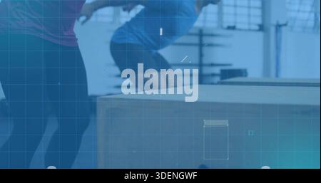 Homme sautant dans la chemise bleue atterrir sur la boîte de plyo en bois à la salle de gym, superposition HUD visible Banque D'Images