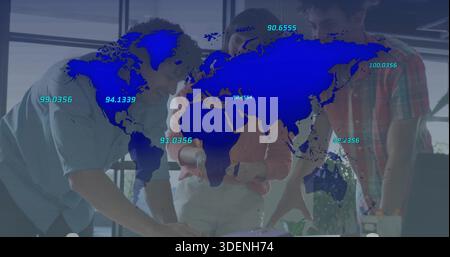 Penchant trois collègues en tenue professionnelle examinant l'ordinateur portable, les papiers au bureau avec une carte bleue superposée. Collaboration, réunion, stratégie, planification, données, Banque D'Images