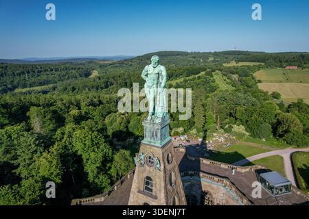 Vue aérienne de la statue d'Hercule au sommet du château de Wilhelmshöhe, un monument majestueux au milieu d'une végétation luxuriante, baigné dans la lueur chaude de la lumière du soleil, Kassel, He Banque D'Images
