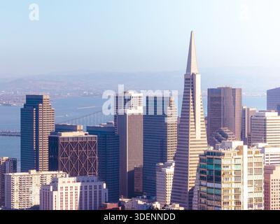 Vue aérienne de la ville ponctuée par l'emblématique Transamerica Pyramid et l'éclat lointain du Golden Gate Bridge, San Francisco, Californie Banque D'Images