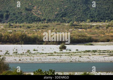 Paysage de vallée de montagne avec une rivière sinueuse vue de la route en août 2025 Banque D'Images