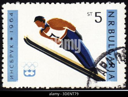BULGARIE - VERS 1964 : un timbre postal imprimé en Bulgarie montre un sauteur à ski, consacré aux Jeux Olympiques d'hiver d'Innsbruck, série, vers 1964 Banque D'Images