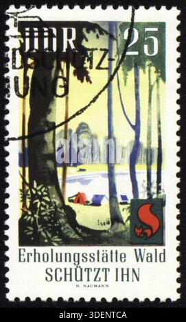 RDA - VERS 1960 : un timbre imprimé en RDA (Allemagne de l'est), consacré à la protection des forêts, vers 1960 Banque D'Images