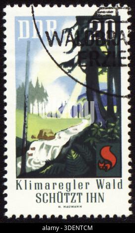 RDA - VERS 1960 : un timbre imprimé en RDA (Allemagne de l'est), consacré à la protection des forêts, vers 1960 Banque D'Images