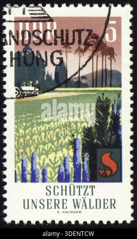 RDA - VERS 1960 : un timbre imprimé en RDA (Allemagne de l'est), consacré à la protection des forêts, vers 1960 Banque D'Images