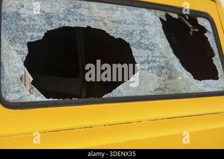 La fenêtre arrière cassée de grunge vintage van Banque D'Images