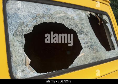 La fenêtre arrière cassée de grunge vintage van Banque D'Images