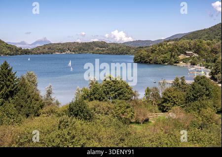Large panorama estival depuis le belvédère Olivier Messiaen sur le Grand Lac de Laffrey (Lac de Petichet), entouré de mou boisé Banque D'Images