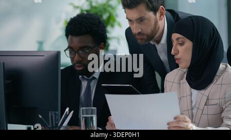 Groupe d'affaires diversifié discuter du projet dans le bureau afro-américain Caucasien hommes d'affaires femme d'affaires dans l'ordinateur hijab documents de travail d'équipe entreprise Banque D'Images