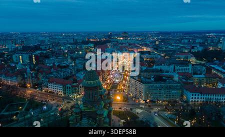 Vue aérienne de la belle ville de Timisoara, Roumanie la nuit. La photographie a été prise à partir d'un drone avec l'Opéra National. Banque D'Images