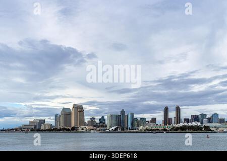 Horizon de San Diego, front de mer du centre-ville de San Diego sur la baie de San Diego sous un ciel gris et sombre Banque D'Images