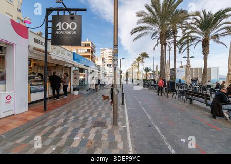 Stands de nourriture sur la promenade de la plage de San Juan le 8 janvier 2026, Espagne Banque D'Images