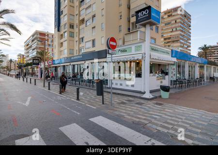 Stands de nourriture sur la promenade de la plage de San Juan le 8 janvier 2026, Espagne Banque D'Images