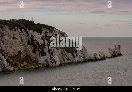 Phare de Needles et formation rocheuse sur le littoral de l'île de wight au Royaume-Uni Banque D'Images
