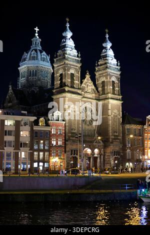 Basilique Saint-Nicolas la nuit à Amsterdam, Hollande du Nord, pays-Bas Banque D'Images