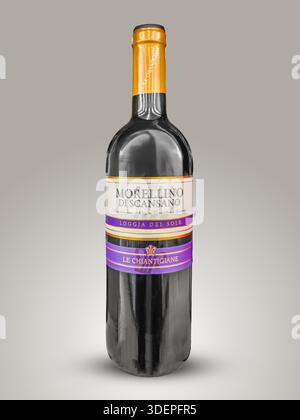 Italie - 02 décembre 2025 : bouteille de vin Morellino di Scansano DOCG, vin rouge italien de la Maremme, Grosseto, Toscane Banque D'Images