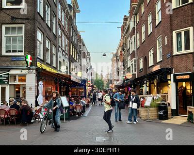 Amsterdam, pays-Bas – 19 septembre 2024 – touristes sur la Korte Leidsedwarsstraat Amsterdam.Korte Leidsedwarsstraat à Amsterdam. Une rue animée. Banque D'Images