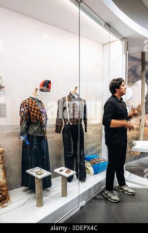 Mashteuiatsh, Canada - 18 août 2025 : Guide du musée menant une visite guidée à l'intérieur du Musee ilnu de Mashteuiatsh, présentant le cl autochtone traditionnel Banque D'Images