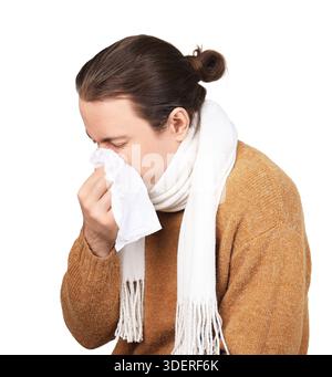 Jeune homme malade en pull et écharpe soufflant son nez dans un tissu, isolé sur fond blanc. Photo de haute qualité Banque D'Images