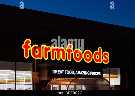 Supermarché Farmfoods la nuit au Queen Street Retail Park, Banque D'Images