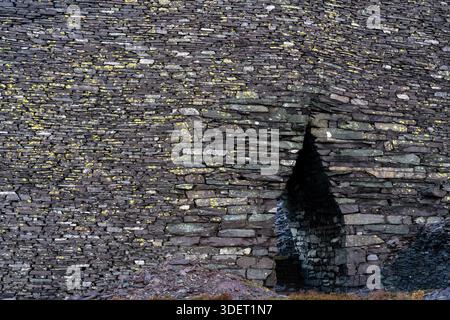 Porte voûtée construite à partir d'ardoises empilées dans des structures en ruine à Dinorwic Slate Quarry Banque D'Images