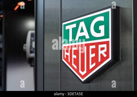 Tokyo, Japon - 09 août 2025 : une enseigne de magasin TAG HEUER à GINZA présente un logo important, signalant les offres de montres de luxe dans le shopping vibrant Banque D'Images