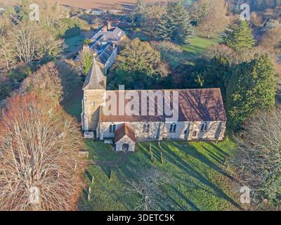 vue aérienne de l'église paroissiale st georges classée grade 1 à trotton ouest sussex. L'ancienne église date du XIVe siècle Banque D'Images