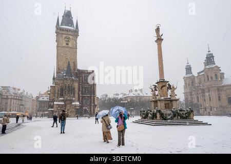 Prague, République tchèque. 09 janvier 2026. Place de la vieille ville enneigée à Prague, République tchèque, le 9 janvier 2026. Crédit : vit Simanek/CTK photo/Alamy Live News Banque D'Images