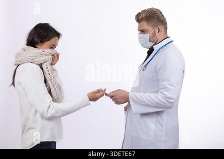 Infirmière donnant un flacon de pilules à un patient Banque D'Images