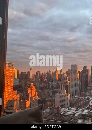 Coucher de soleil époustouflant sur les gratte-ciel de New York Banque D'Images