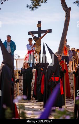 Le flotteur Crucifixion et les pénitents noirs Banque D'Images