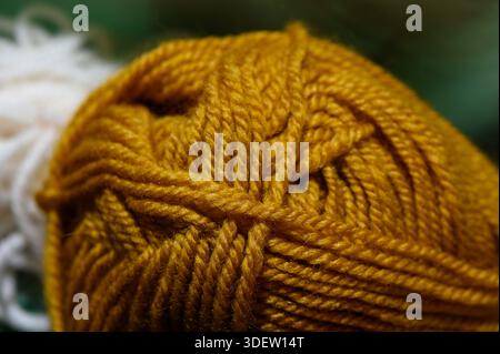 Photographie macro de fils colorés assortis, mettant en évidence la texture complexe et le mélange de teintes vibrantes. Ce gros plan se concentre sur le materi Banque D'Images