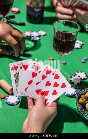 Tenir des cartes à jouer pendant un jeu de poker amusant Banque D'Images