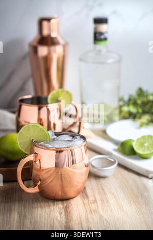Cocktail mule Moscou dans une tasse en cuivre préparant avec de la citron vert Banque D'Images