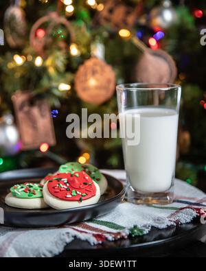 Biscuits au sucre de Noël et lait pour le père noël Banque D'Images