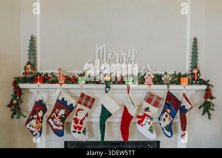Cheminée festive avec bas suspendus Banque D'Images