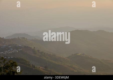 Vue panoramique de la lumière chaude soir pendant le coucher du soleil sur la montagne Banque D'Images