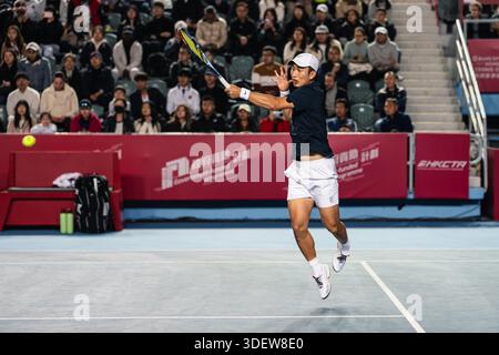 HONG KONG, Chine - 09 JANVIER : Juncheng Shang, de Chine, frappe la balle lors du match en quart de finale masculin de la Bank of China Hong Kong Tennis Open 2026 (ATP 250) contre Alexander Bublik, du Kazakhstan, au Victoria Park Tennis Centre court le 9 janvier 2026 à Hong Kong, Chine (photo de Jack Ng/Alamy Live News) Banque D'Images